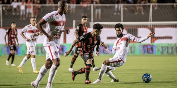 Vitória vence o CRB e mantém liderança da Série B