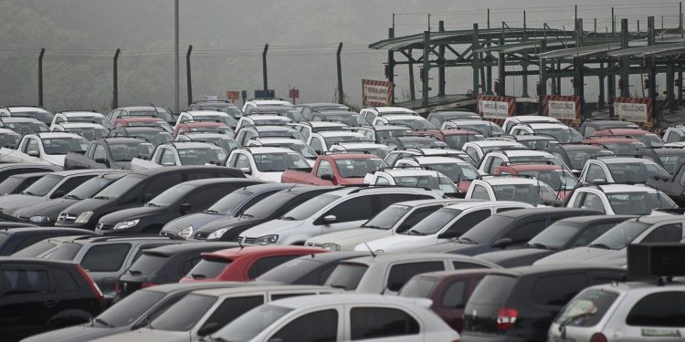 Governo anuncia medidas para estimular compra de carros populares