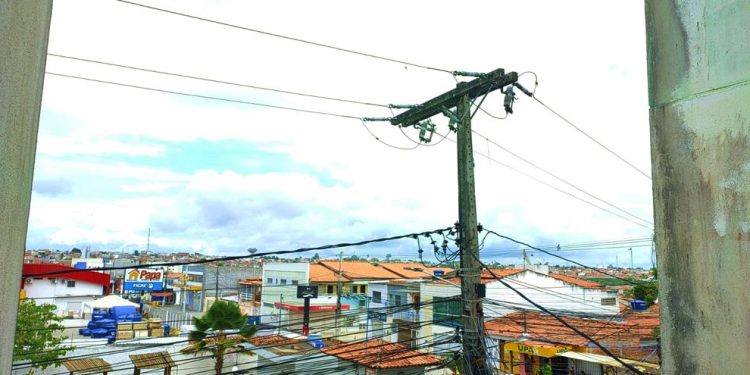 Nº de ‘gatos’ energia removidos na Bahia cresce 11%; eletricidade furtada abasteceria Feira de Santana por 45 dias