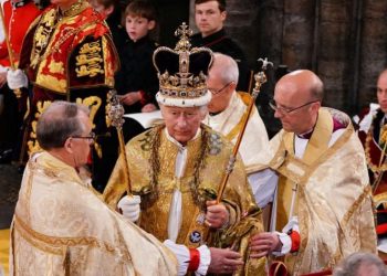 Rei Charles III é coroado em Londres