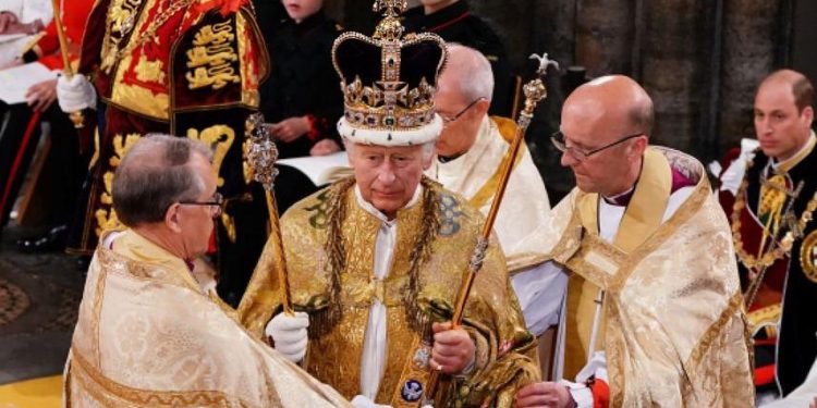 Rei Charles III é coroado em Londres