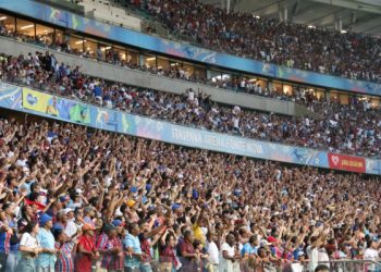 Torcedores do Bahia expulsam flamenguistas da Fonte Nova e partida é marcada por confusão fora de campo
