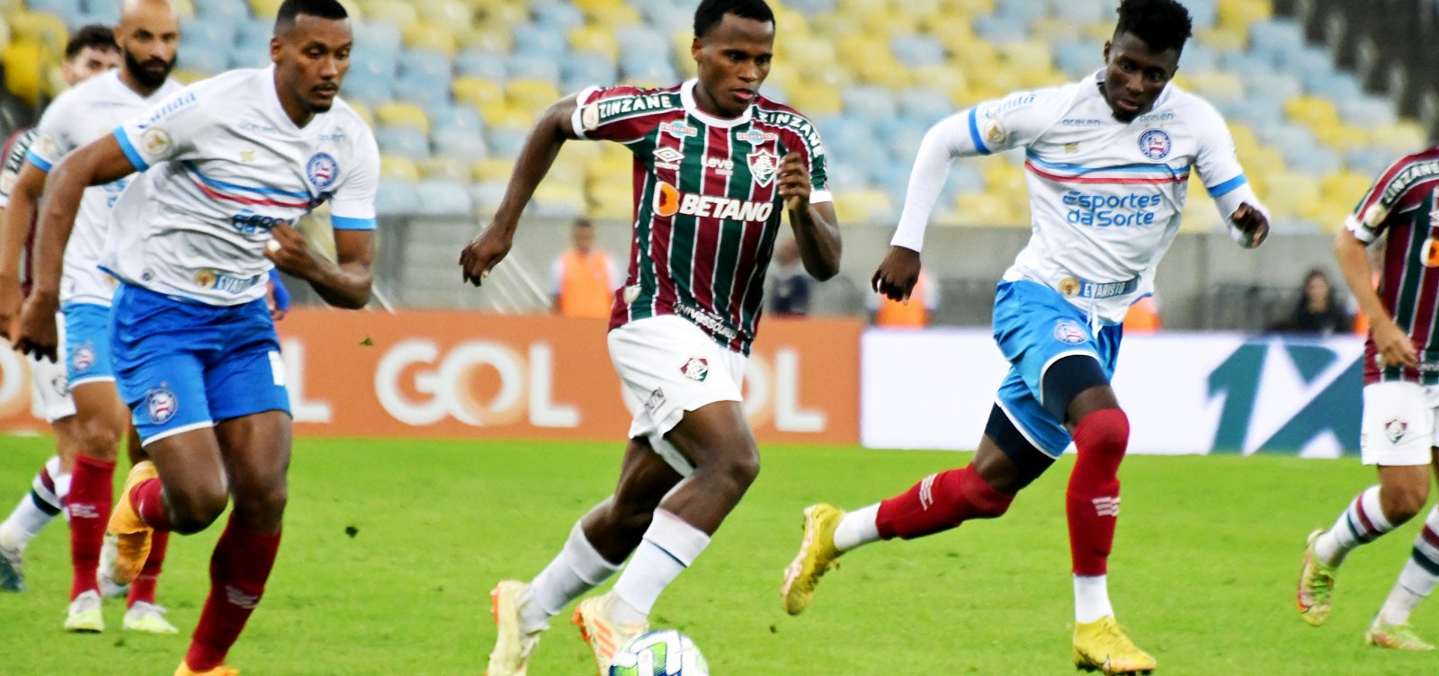 Com um a menos, Fluminense bate Bahia de virada no Maracanã