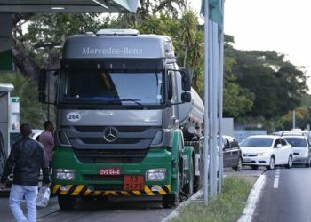 “Desconto no preço de veículos vai encarecer o diesel e prejudicar os pobres”, afirma economista