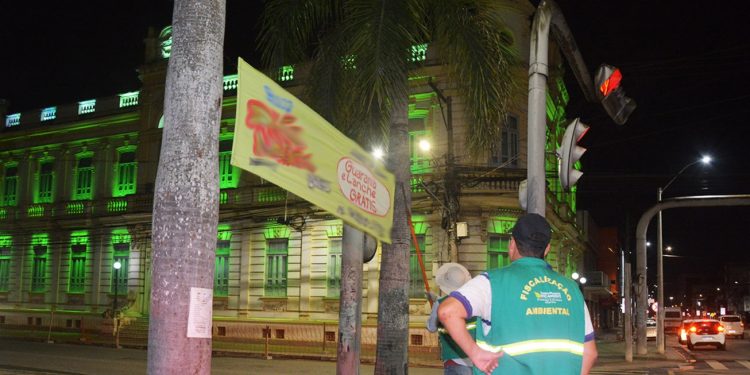 Cerca de 100 peças publicitárias são retiradas em operação de combate à poluição visual