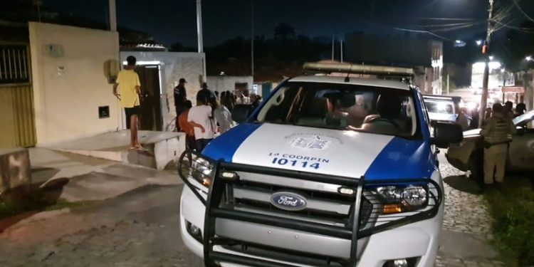 Homem é assassinado na frente dos pais em Feira de Santana