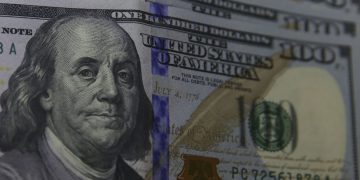 Dólar cai para R$ 4,79 e encerra semestre com recuo de 9,28%