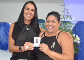 Prefeitura entrega as primeiras carteiras de identificação a pessoas com autismo