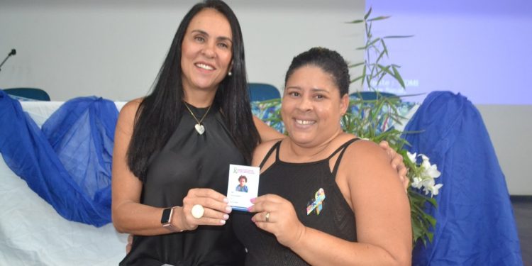 Prefeitura entrega as primeiras carteiras de identificação a pessoas com autismo