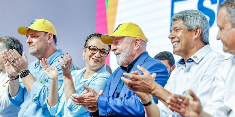 Na Bahia, Lula participa de abertura de feira de agronegócios