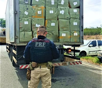 Caminhão-baú lotado de mercadorias da China é apreendido na BR 116 em Jequié