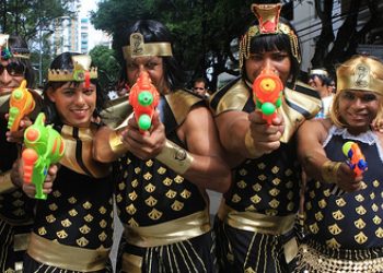 Governo da Bahia sanciona lei que proíbe uso de pistolas de água no Carnaval