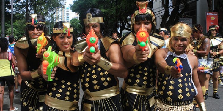 Governo da Bahia sanciona lei que proíbe uso de pistolas de água no Carnaval