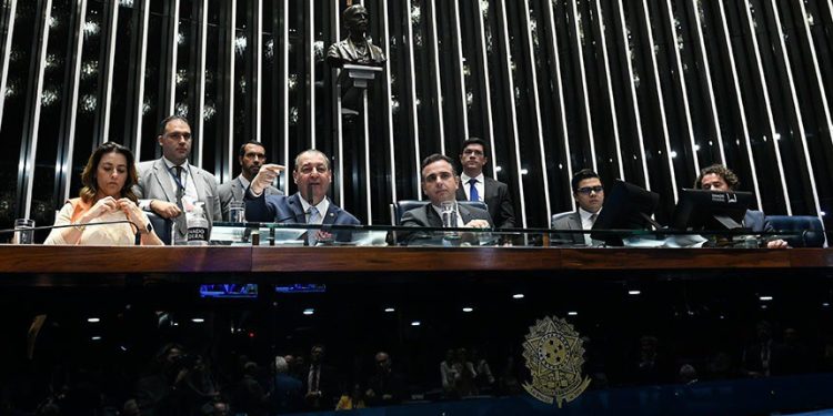 Senado aprova o novo marco fiscal e devolve o texto à Câmara
