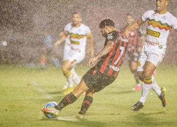 Vitória vence o Sampaio Corrêa de virada e volta ao G-4 da Série B