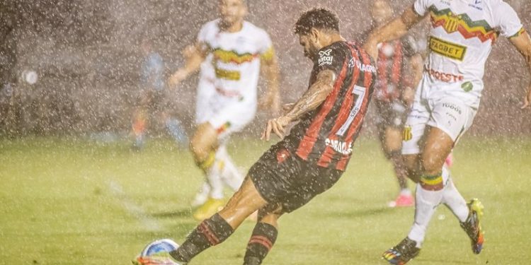 Vitória vence o Sampaio Corrêa de virada e volta ao G-4 da Série B