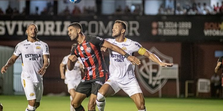 Vitória perde para o Criciúma no Barradão e deixa a liderança da Série B