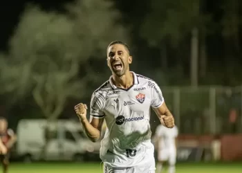 Vitória vence o Ituano no Barradão e mantém a liderança na Série B