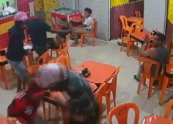 Cliente de bar leva coronhadas ao tentar esconder celular durante assalto