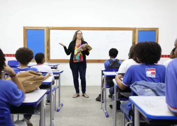 Governo da Bahia publica lista de educadores contemplados com gratificação e progressão na carreira