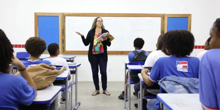 Governo da Bahia publica lista de educadores contemplados com gratificação e progressão na carreira