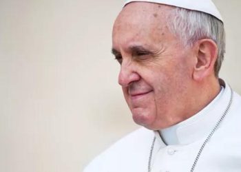 Vaticano diz que Papa precisou de auxílio na respiração mas está bem e progredindo