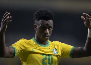Vini Jr. fecha goleada de 4 a 1 contra Guiné em jogo contra o racismo