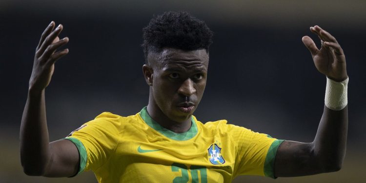 Vini Jr. fecha goleada de 4 a 1 contra Guiné em jogo contra o racismo