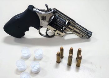 Rondesp Leste prende homem com revólver e cocaína em Feira de Santana