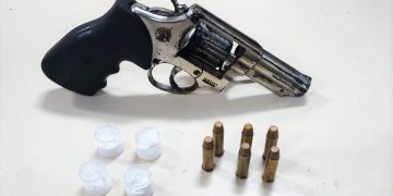 Rondesp Leste prende homem com revólver e cocaína em Feira de Santana