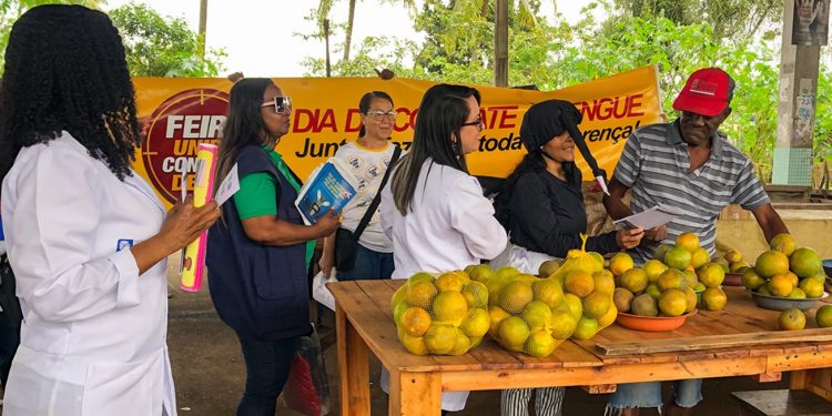 Blitz contra dengue é realizada na feira da Estação Nova
