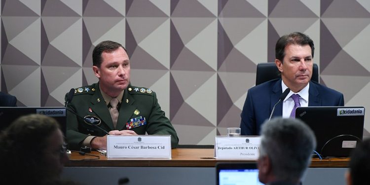 Alvo de oito inquéritos, Mauro Cid decide ficar em silêncio