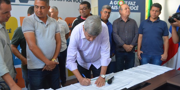 Colbert Martins autoriza ordem de serviço para obras de quatro escolas municipais