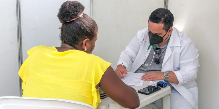 Consultas e vacinação disponíveis na praça da Rua Nova nesta terça-feira