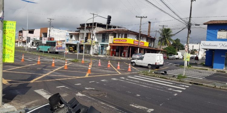 Cruzamento entre a avenida João Durval Carneiro e rua João Mangabeira interditado temporariamente