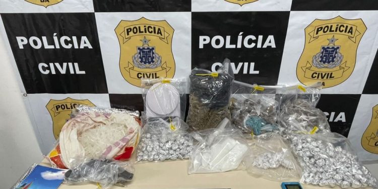 Polícia civil prende casal com arma e drogas em Feira de Santana