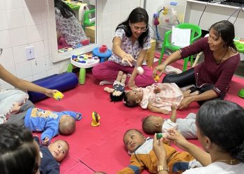 Equipe de fisioterapia do Hospital da Mulher estimula cuidados com bebês na rotina da família