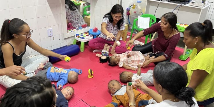 Equipe de fisioterapia do Hospital da Mulher estimula cuidados com bebês na rotina da família