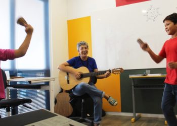 Oficinas de arte e música auxiliam no desenvolvimento de estudantes com deficiência