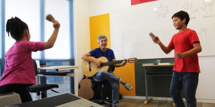 Oficinas de arte e música auxiliam no desenvolvimento de estudantes com deficiência