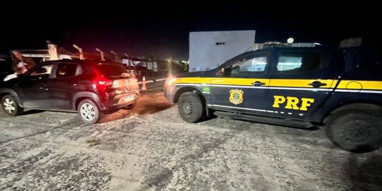 PRF recupera veículo roubado e prende dois homens em Feira de Santana