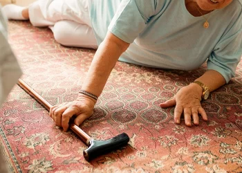 Prevenção às quedas revela importância do cuidador para bem-estar de idosos