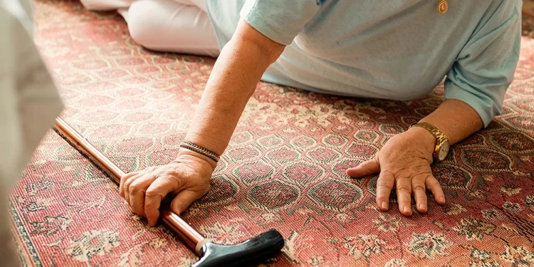 Prevenção às quedas revela importância do cuidador para bem-estar de idosos