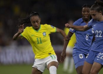 Em jogo duro, Brasil perde para a França na Copa Feminina e deixa disputa por vaga para última rodada
