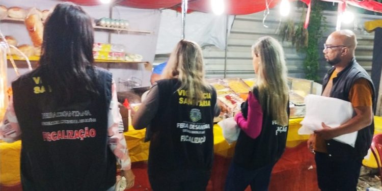 Vigilância Sanitária apreendeu 125 espetinhos e 20 litros de bebida clandestina no São Pedro