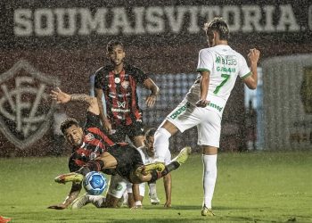 Vitória vence a Chapecoense e mantém a liderança da Série B