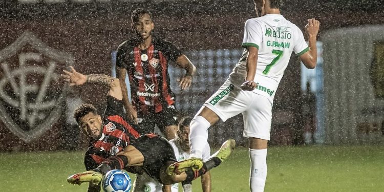 Vitória vence a Chapecoense e mantém a liderança da Série B