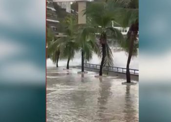 Com ventos fortes e mar agitado na Baía de Todos-os-Santos, ondas gigantes invadem área de clube em Salvador