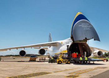 Maior avião de carga do mundo pousa na Bahia