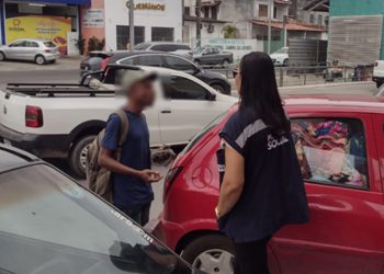 Moradores em situação de rua que ocupam Estação de Transbordo na João Durval recebem assistência da Prefeitura